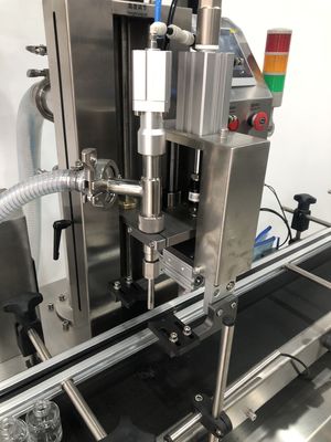 Maschine zur Befüllung von Flüssigkeit mit Servo-Pumpen mit einem einzigen Getriebe