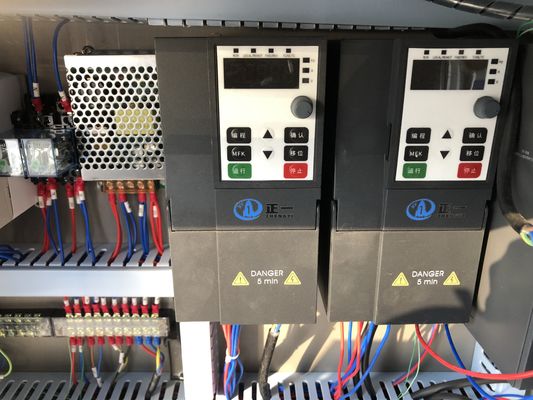 Viele Arten von Flaschen Servo Verschlussmaschine Automatische Flaschenverschluss 20-50 Stück / Min