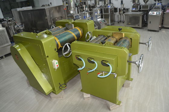 S150 Grünes Lippenstiftmaterial Dreiroll-Miller-Lippenstift-Produktionslinie AC-Motor